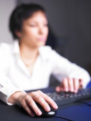 Mujer trabajando en el ordenador